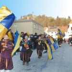 Das Umzugsbild mit den kleinen Hirschhorner Fahnenschwingern findet sich zwar nicht im neuen Jahreskalender der Altstadtfreunde, dafür aber 13 ausgewählte Aufnahmen der Fastnacht zwischen 1966 und 2016: Hirschhorn wie es singt und lacht. Fotos: Felix Hüll 